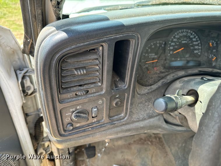 image for item DX0913 2004 Chevrolet Silverado 1500 pickup truck