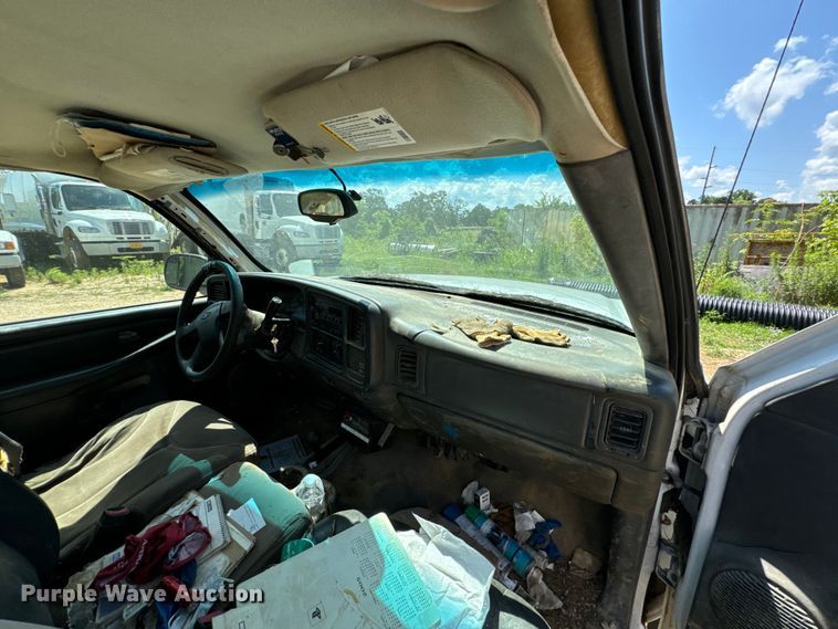 image for item DX0913 2004 Chevrolet Silverado 1500 pickup truck