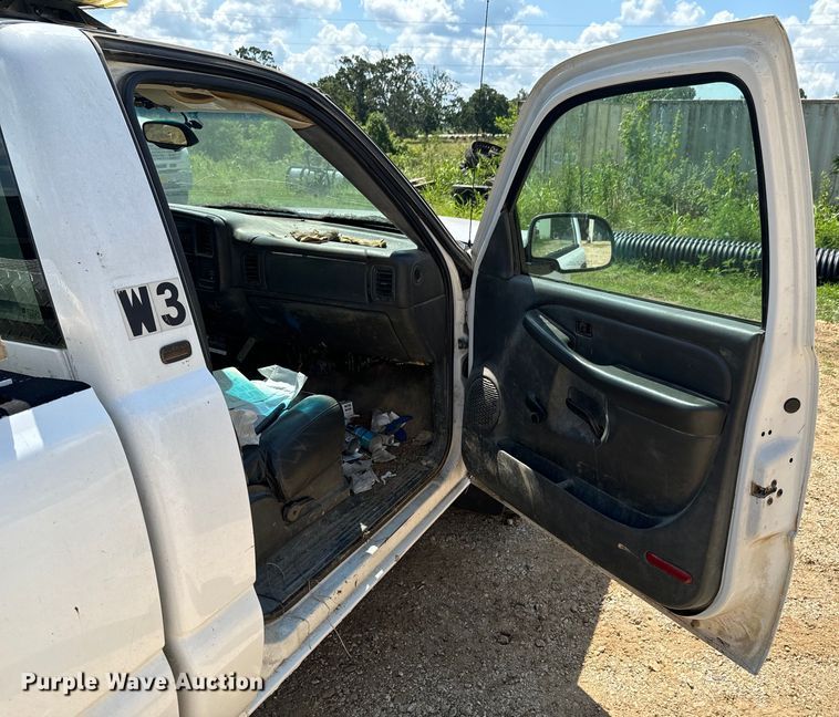 image for item DX0913 2004 Chevrolet Silverado 1500 pickup truck