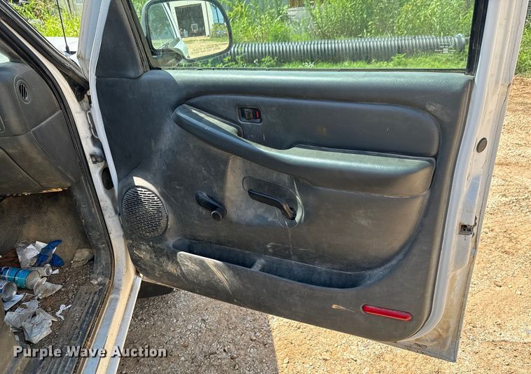 image for item DX0913 2004 Chevrolet Silverado 1500 pickup truck