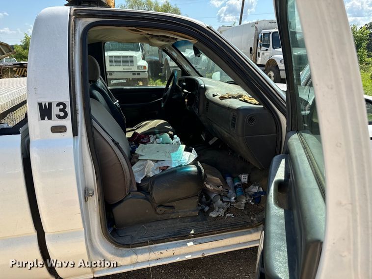 image for item DX0913 2004 Chevrolet Silverado 1500 pickup truck