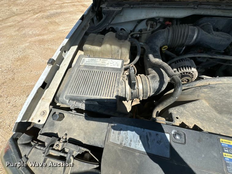 image for item DX0913 2004 Chevrolet Silverado 1500 pickup truck