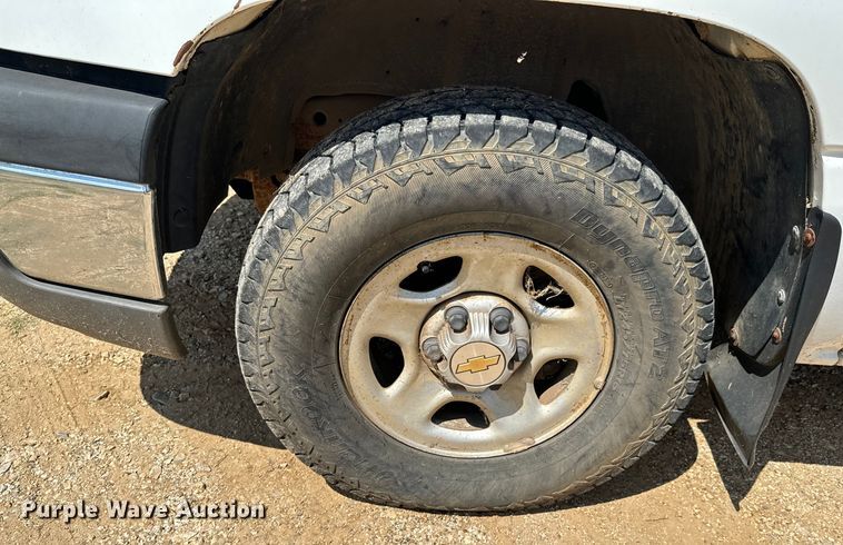 image for item DX0913 2004 Chevrolet Silverado 1500 pickup truck