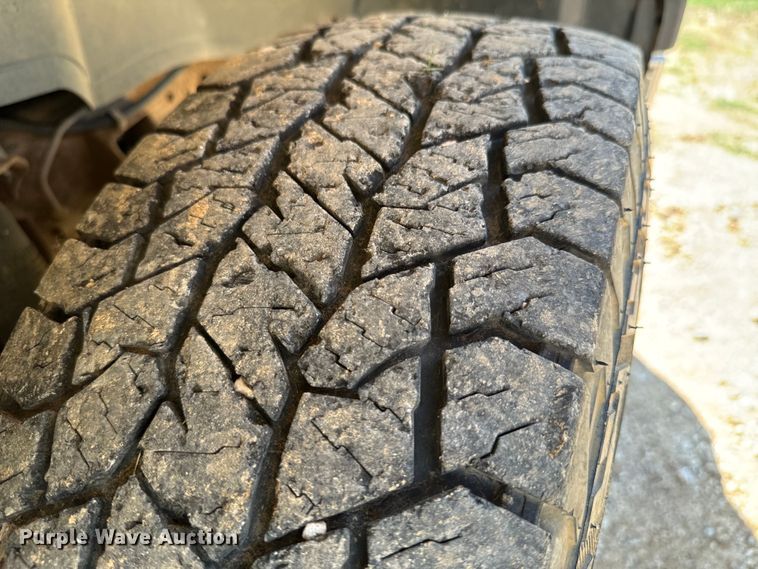 image for item DX0913 2004 Chevrolet Silverado 1500 pickup truck