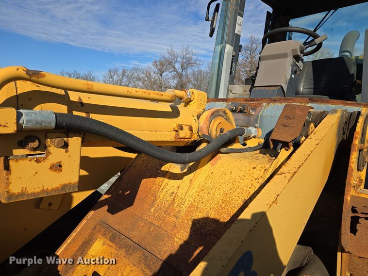 image for item EE8651 1997 Case  621B wheel loader