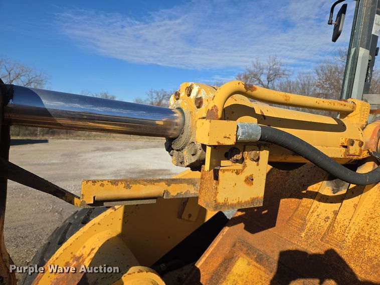 image for item EE8651 1997 Case  621B wheel loader