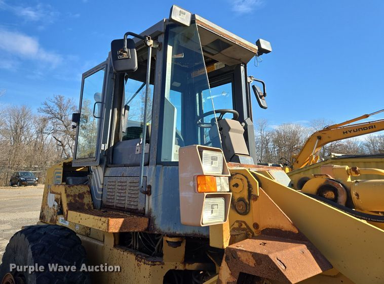image for item EE8651 1997 Case  621B wheel loader