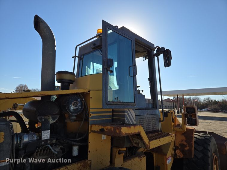 image for item EE8651 1997 Case  621B wheel loader