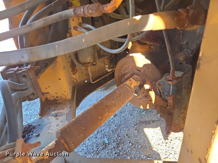 image for item EE8651 1997 Case  621B wheel loader