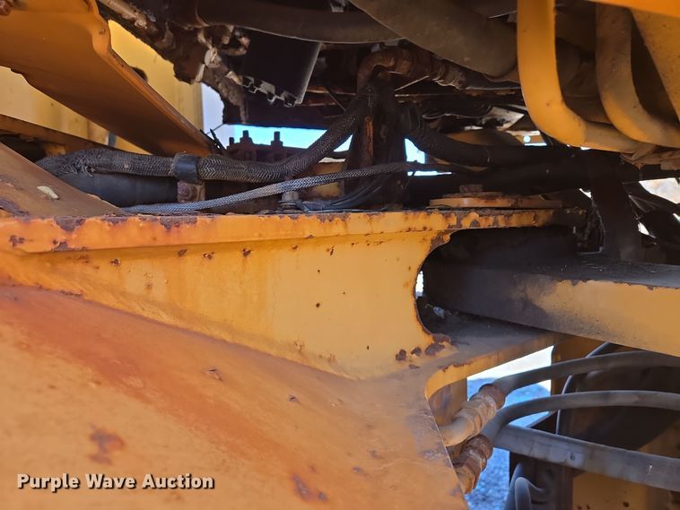 image for item EE8651 1997 Case  621B wheel loader