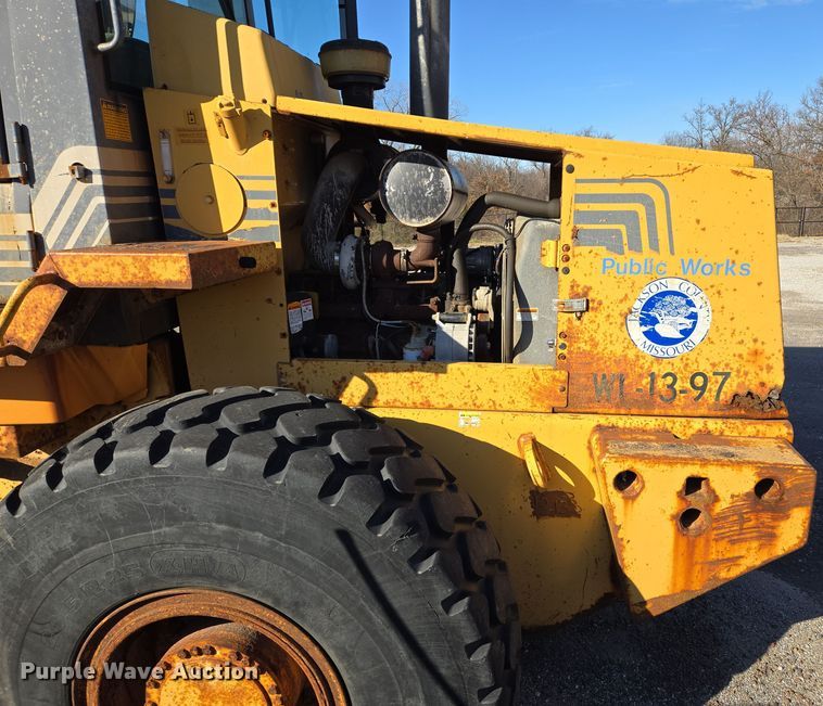 image for item EE8651 1997 Case  621B wheel loader