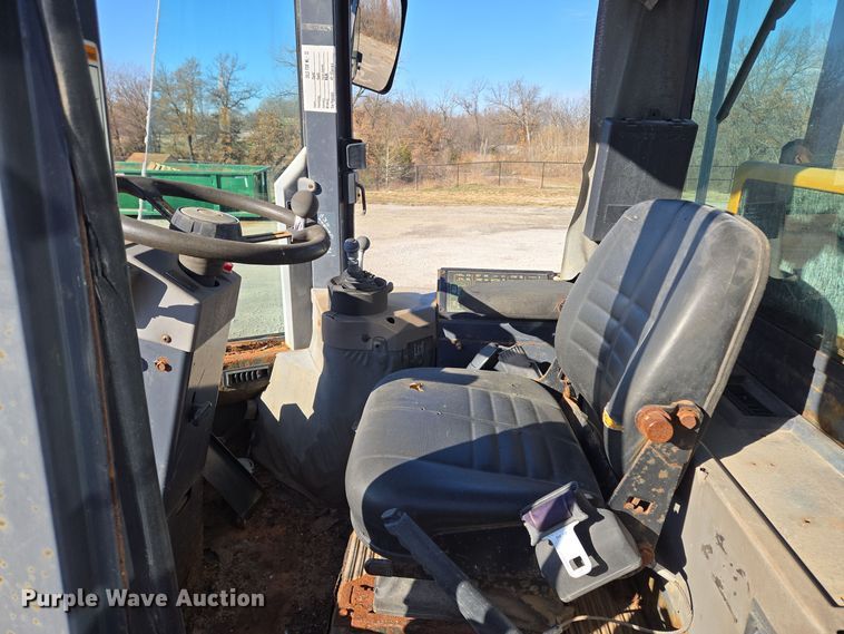 image for item EE8651 1997 Case  621B wheel loader