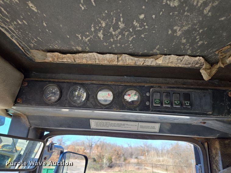 image for item EE8651 1997 Case  621B wheel loader