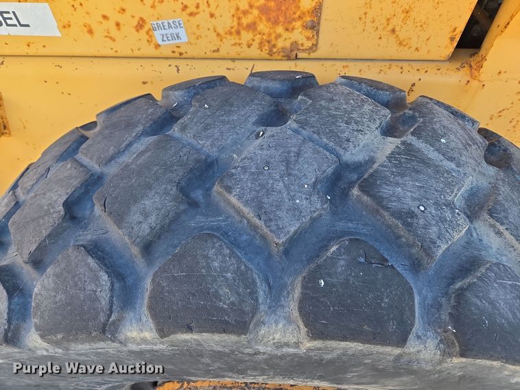 image for item EE8651 1997 Case  621B wheel loader