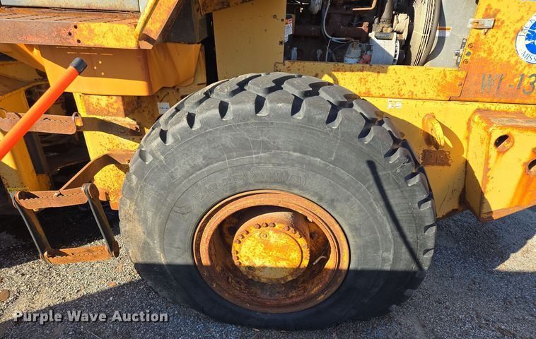 image for item EE8651 1997 Case  621B wheel loader