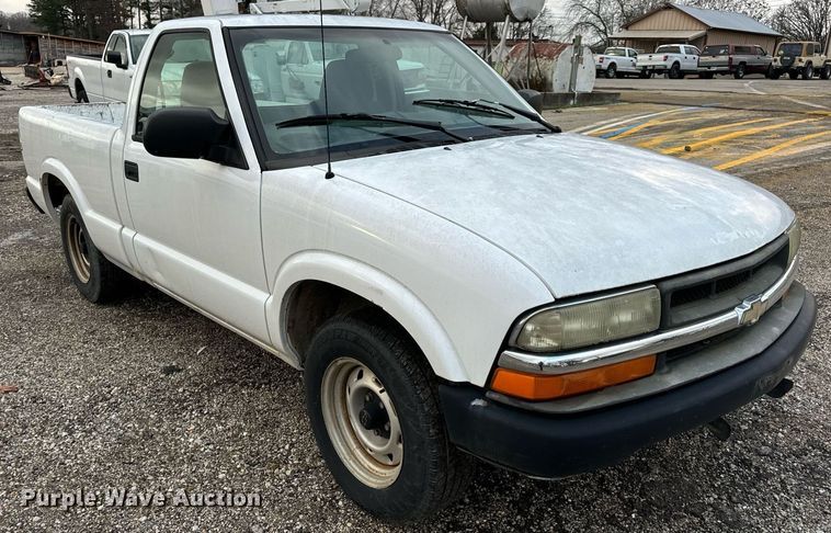 image for item EH7417 2003 Chevrolet S10 pickup truck