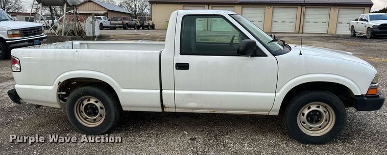 image for item EH7417 2003 Chevrolet S10 pickup truck
