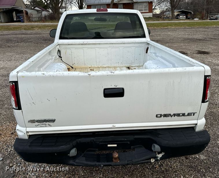 image for item EH7417 2003 Chevrolet S10 pickup truck