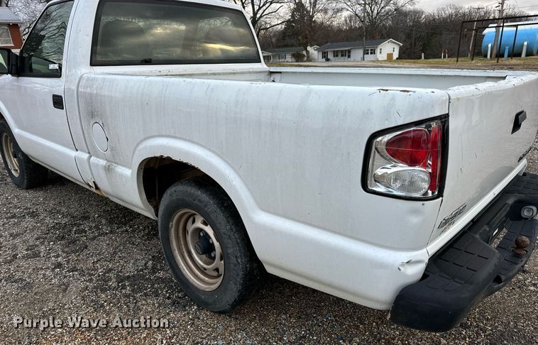 image for item EH7417 2003 Chevrolet S10 pickup truck