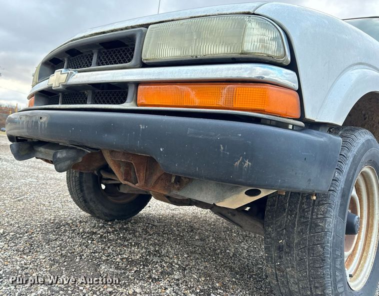 image for item EH7417 2003 Chevrolet S10 pickup truck