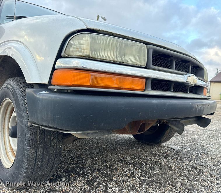 image for item EH7417 2003 Chevrolet S10 pickup truck