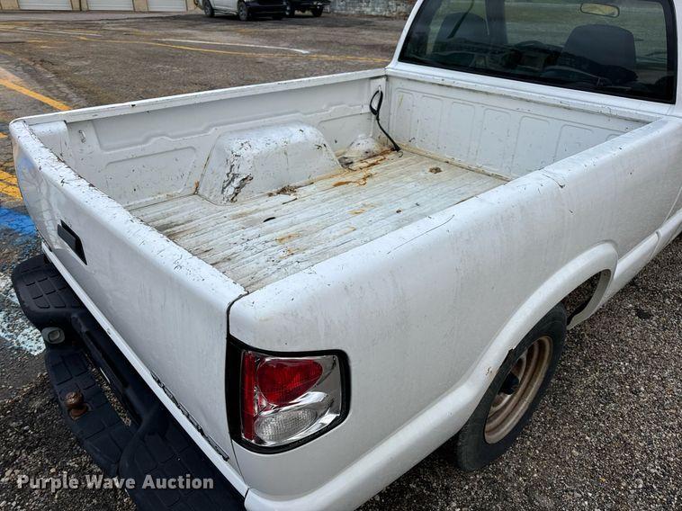 image for item EH7417 2003 Chevrolet S10 pickup truck