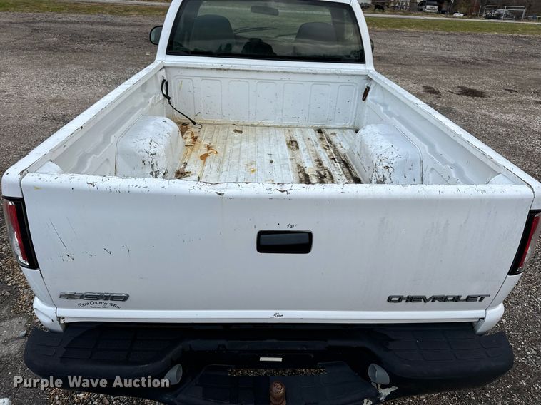 image for item EH7417 2003 Chevrolet S10 pickup truck