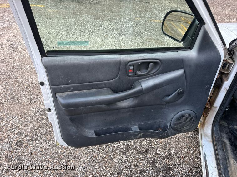 image for item EH7417 2003 Chevrolet S10 pickup truck