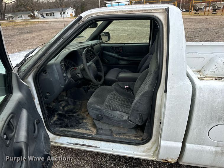 image for item EH7417 2003 Chevrolet S10 pickup truck