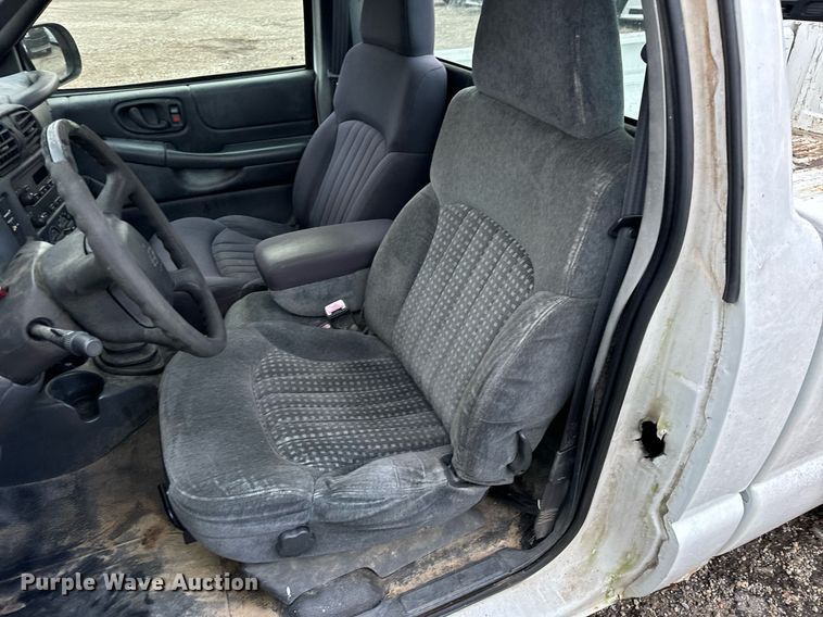 image for item EH7417 2003 Chevrolet S10 pickup truck