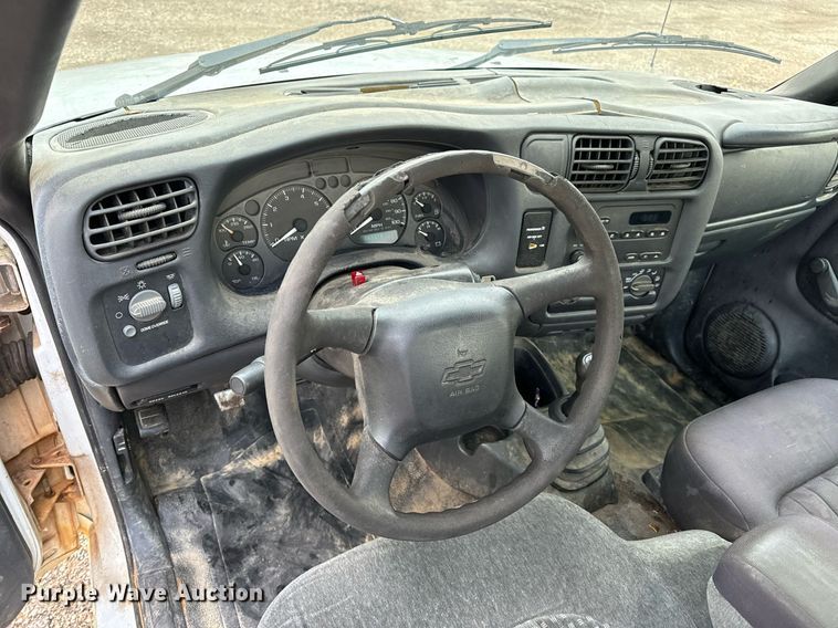 image for item EH7417 2003 Chevrolet S10 pickup truck