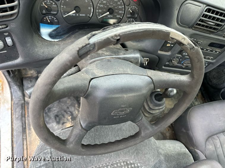 image for item EH7417 2003 Chevrolet S10 pickup truck