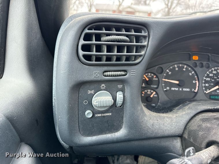 image for item EH7417 2003 Chevrolet S10 pickup truck