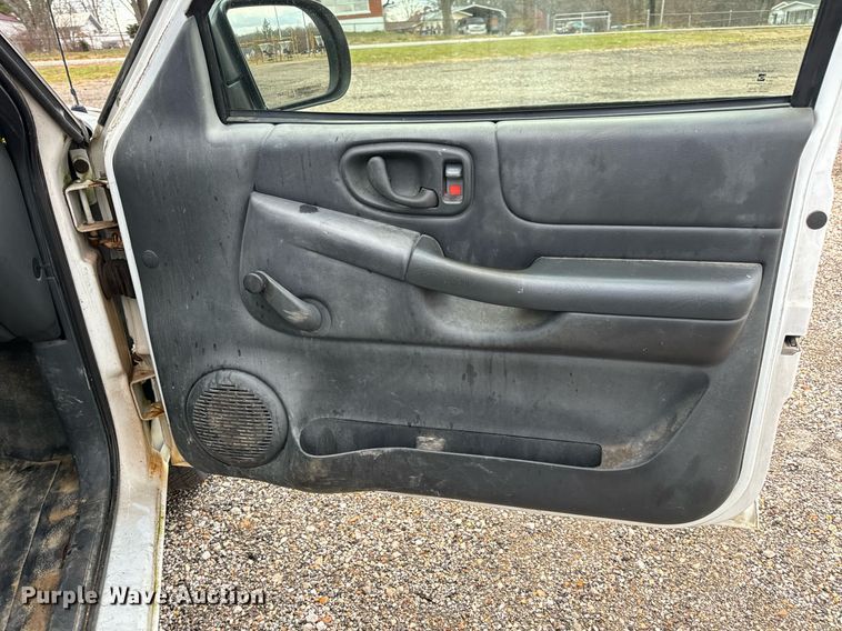 image for item EH7417 2003 Chevrolet S10 pickup truck