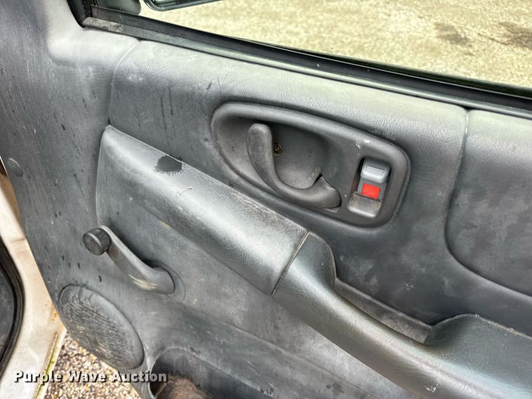 image for item EH7417 2003 Chevrolet S10 pickup truck