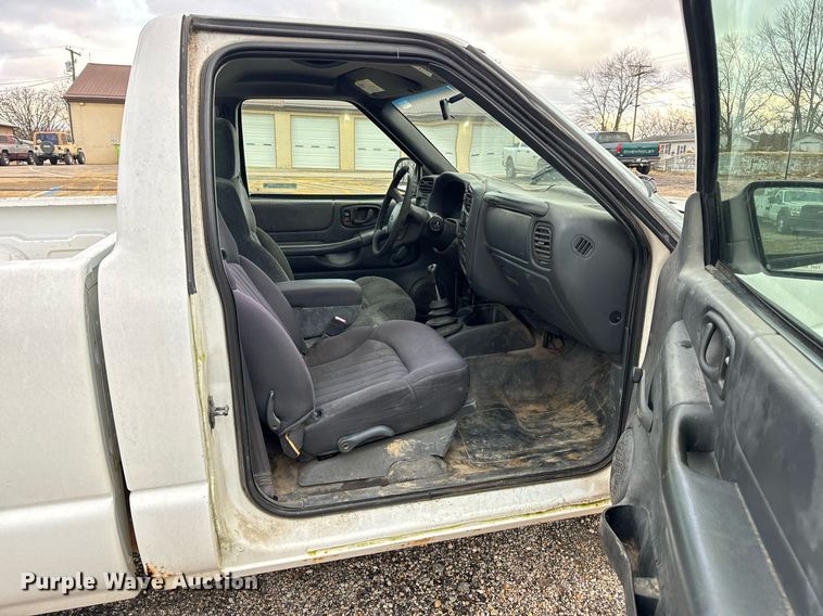 image for item EH7417 2003 Chevrolet S10 pickup truck