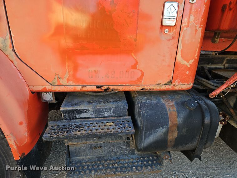 image for item EI8664 1991 International 4900 dump truck