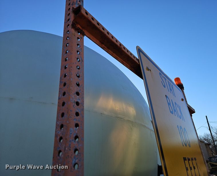image for item EI8664 1991 International 4900 dump truck