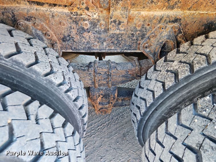 image for item EI8664 1991 International 4900 dump truck
