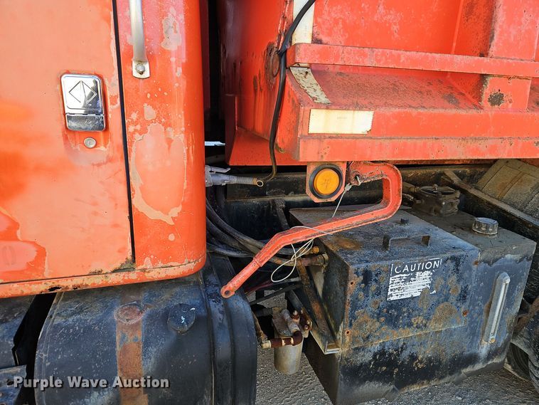 image for item EI8664 1991 International 4900 dump truck