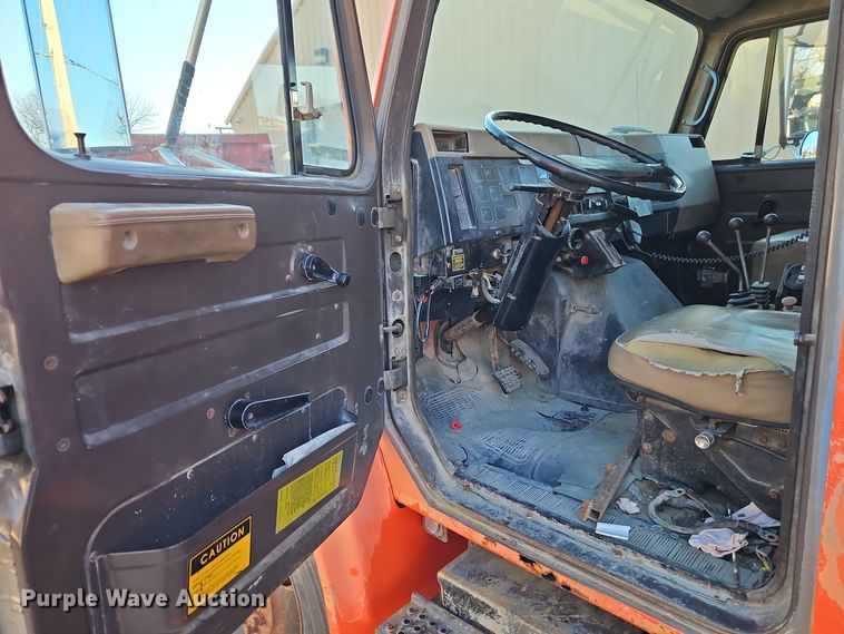 image for item EI8664 1991 International 4900 dump truck