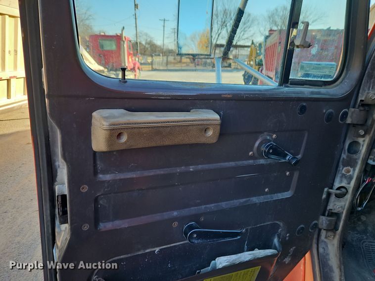 image for item EI8664 1991 International 4900 dump truck
