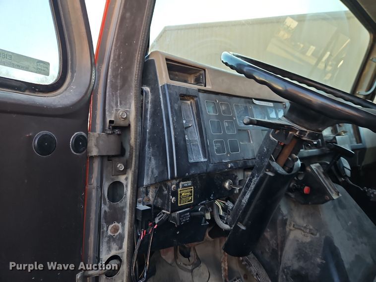 image for item EI8664 1991 International 4900 dump truck