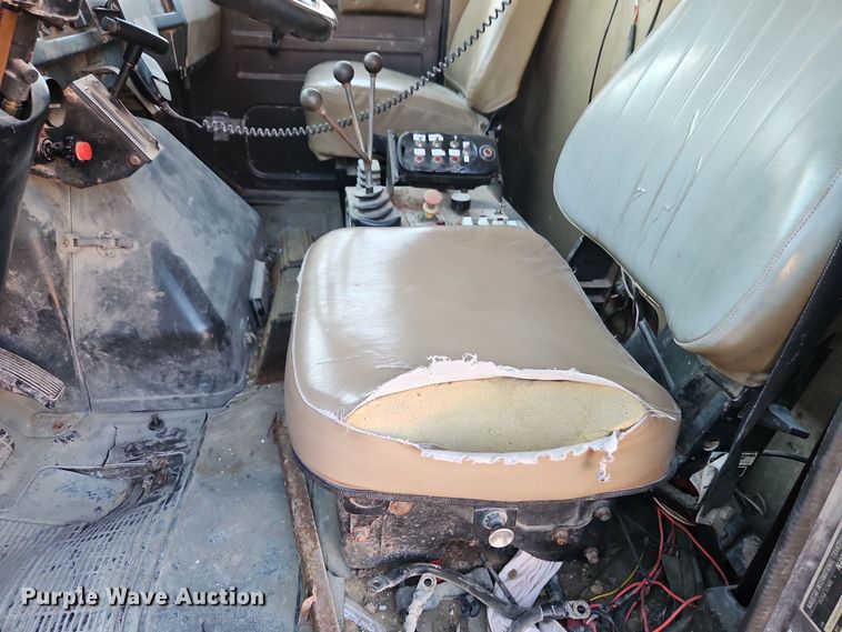 image for item EI8664 1991 International 4900 dump truck