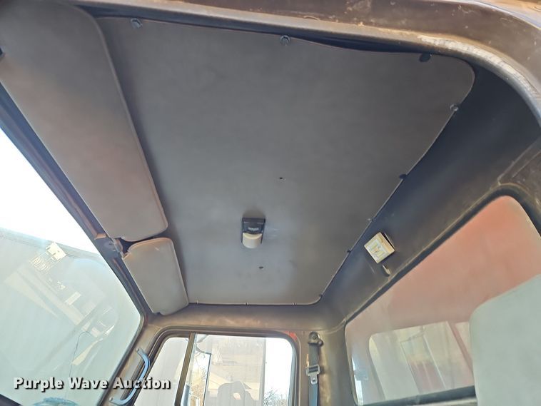 image for item EI8664 1991 International 4900 dump truck