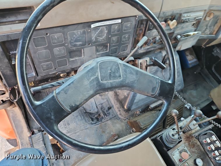 image for item EI8664 1991 International 4900 dump truck