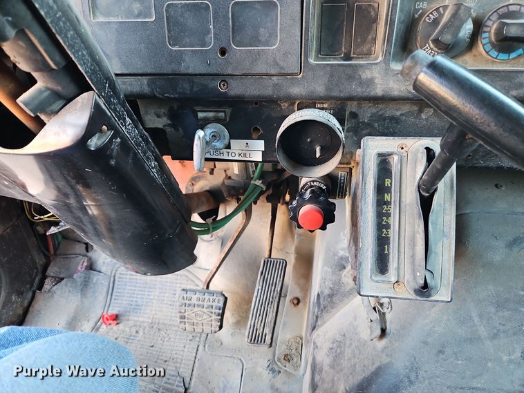 image for item EI8664 1991 International 4900 dump truck