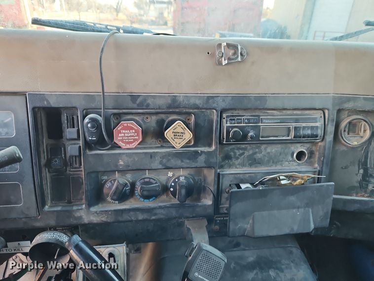 image for item EI8664 1991 International 4900 dump truck