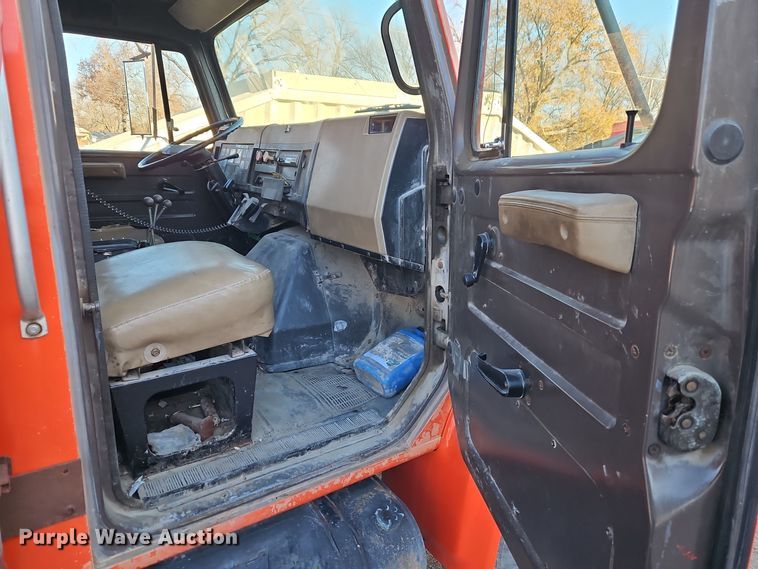 image for item EI8664 1991 International 4900 dump truck