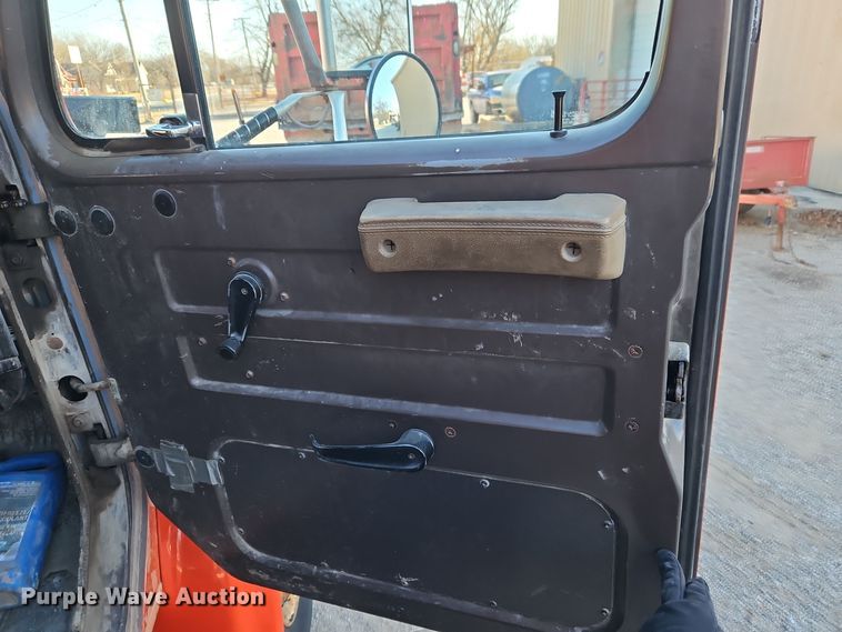 image for item EI8664 1991 International 4900 dump truck